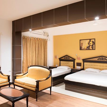 The Vyshakh Hotel Guruvāyūr Kültér fotó