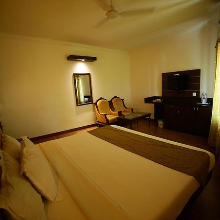 The Vyshakh Hotel Guruvāyūr Kültér fotó