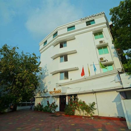 The Vyshakh Hotel Guruvāyūr Kültér fotó