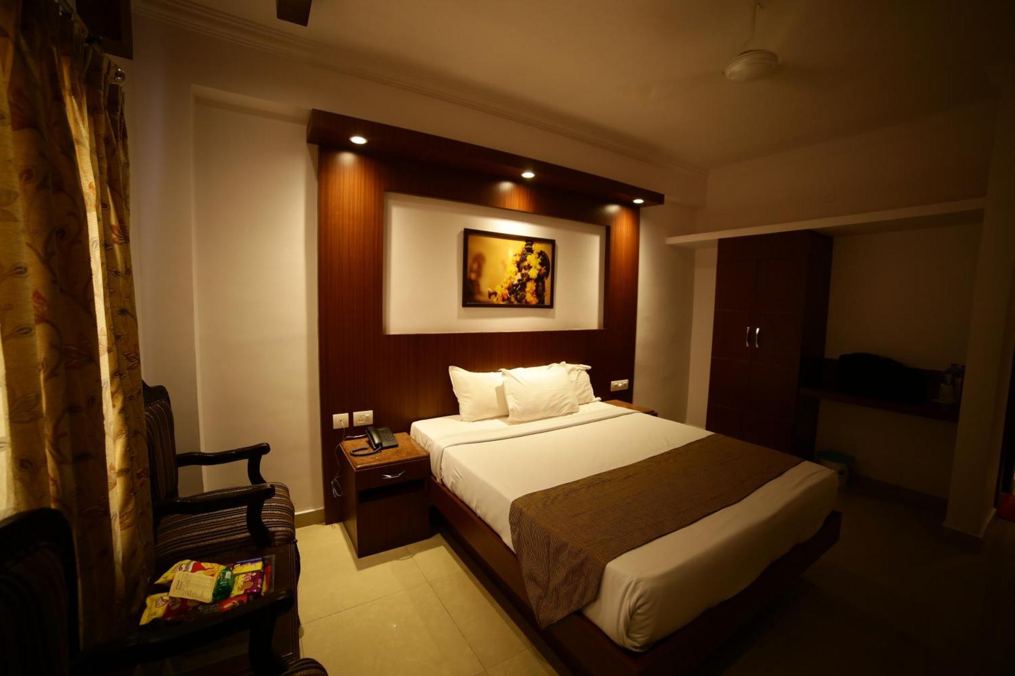 The Vyshakh Hotel Guruvāyūr Kültér fotó