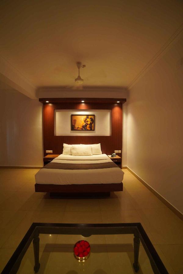 The Vyshakh Hotel Guruvāyūr Kültér fotó