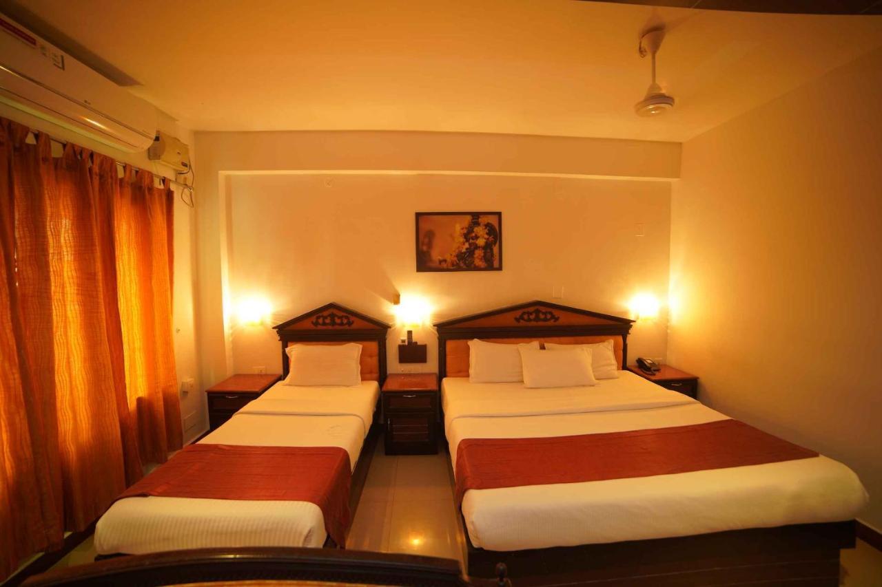 The Vyshakh Hotel Guruvāyūr Kültér fotó