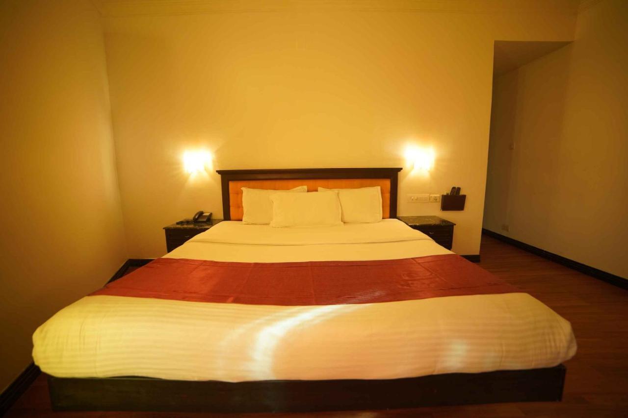 The Vyshakh Hotel Guruvāyūr Kültér fotó