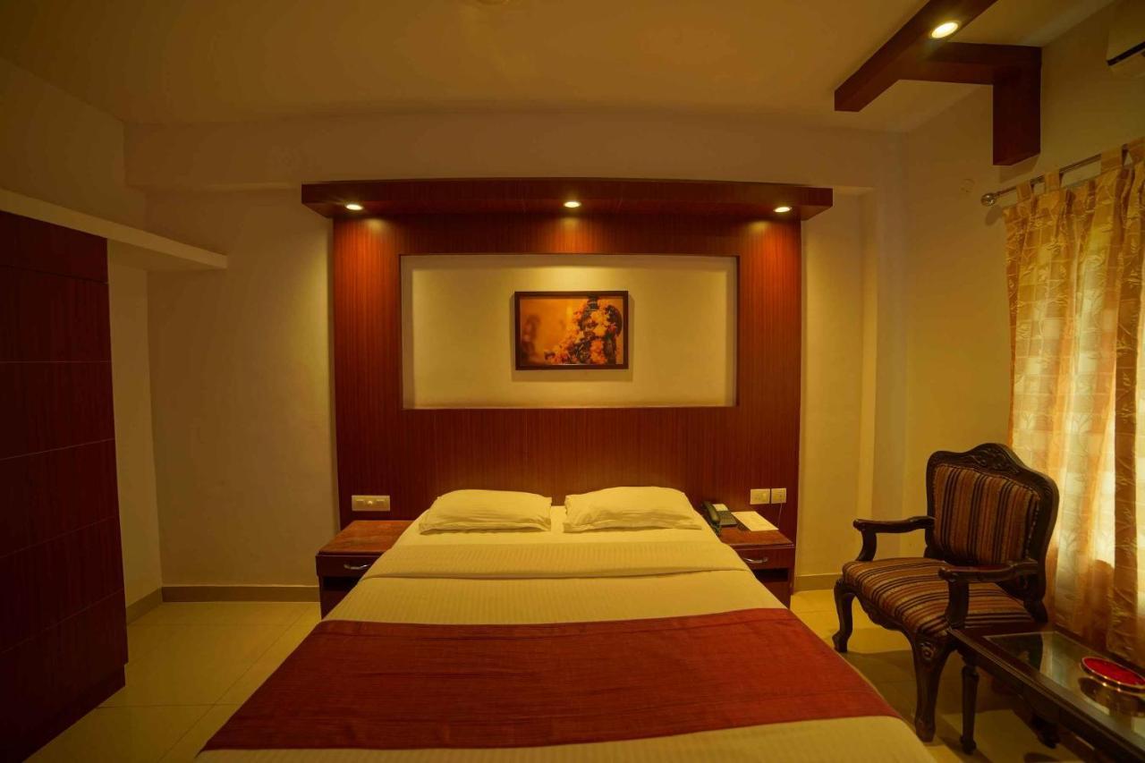 The Vyshakh Hotel Guruvāyūr Kültér fotó