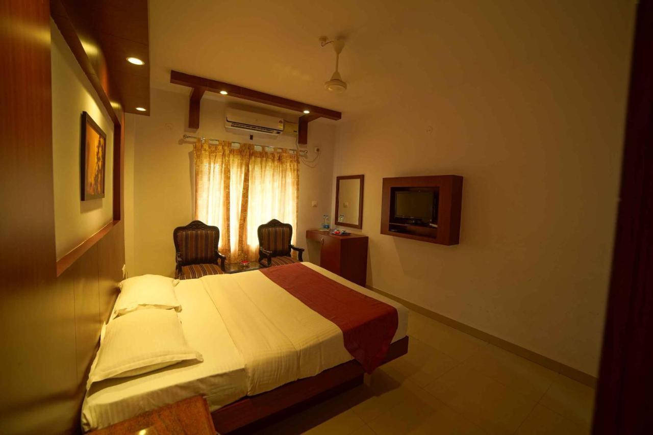 The Vyshakh Hotel Guruvāyūr Kültér fotó