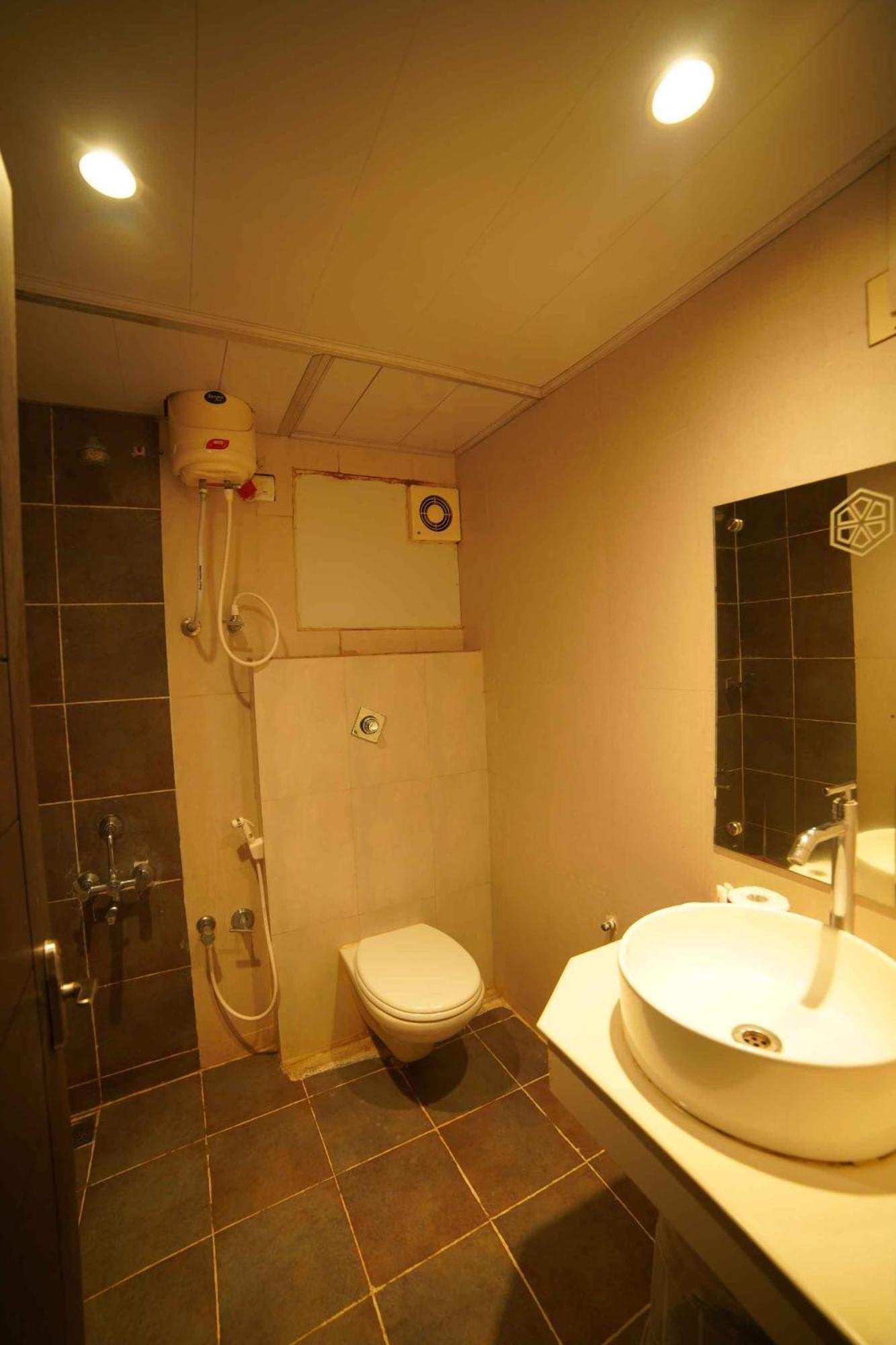 The Vyshakh Hotel Guruvāyūr Kültér fotó