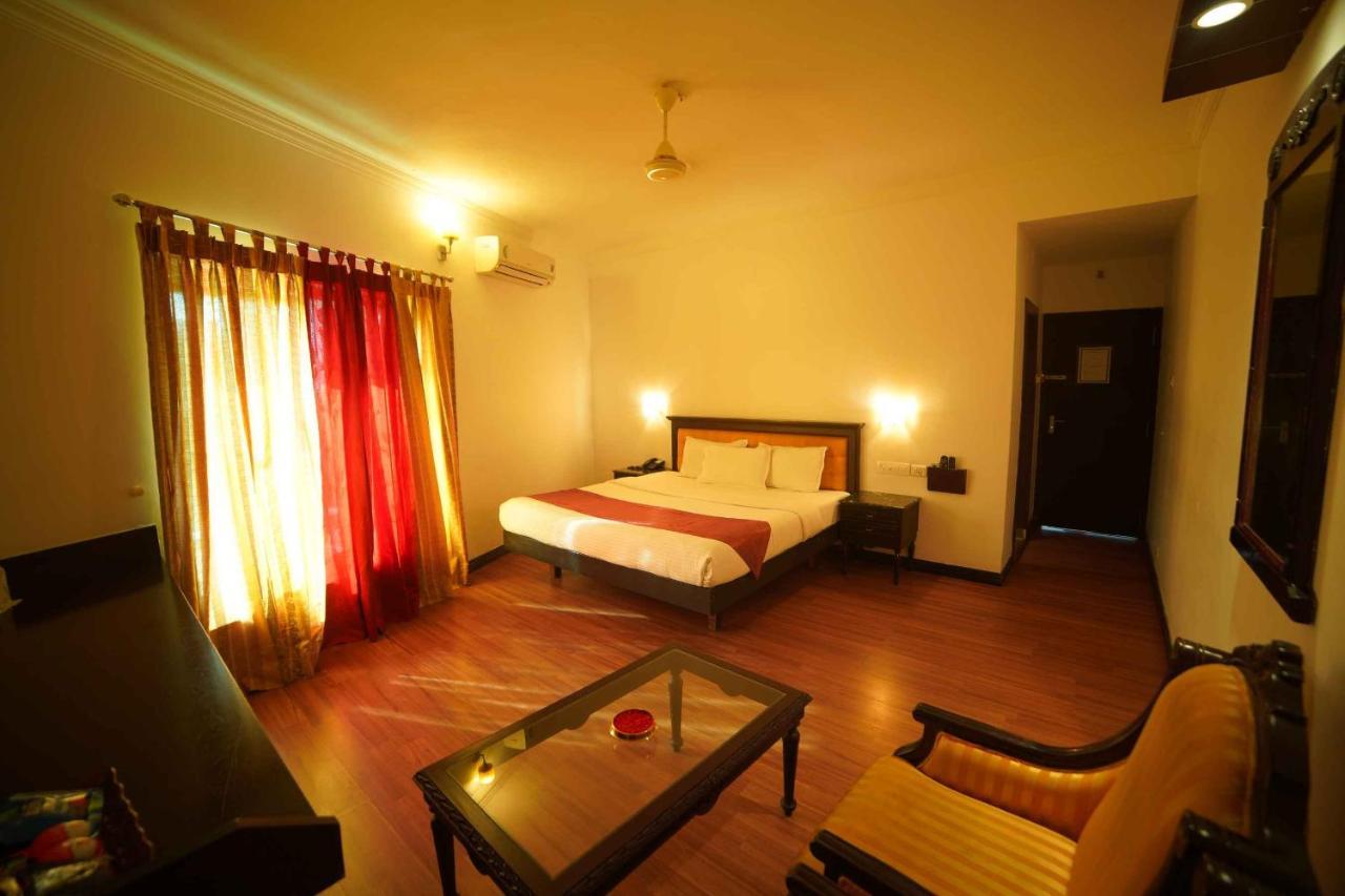 The Vyshakh Hotel Guruvāyūr Kültér fotó