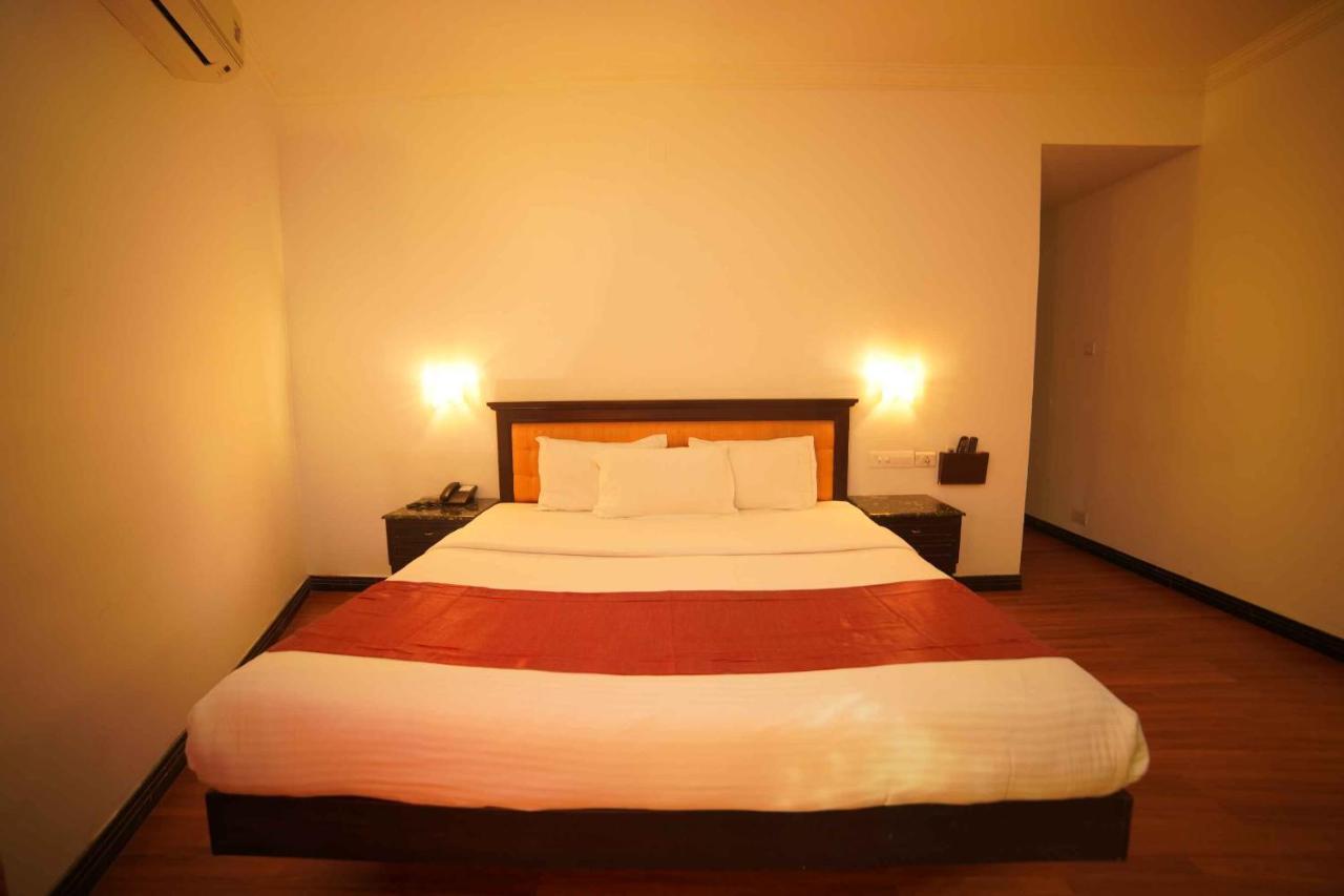 The Vyshakh Hotel Guruvāyūr Kültér fotó
