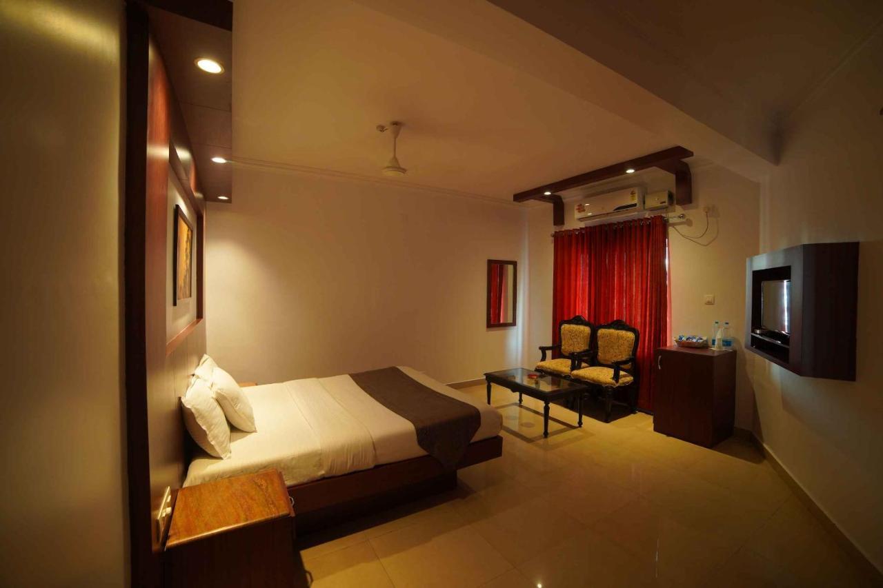 The Vyshakh Hotel Guruvāyūr Kültér fotó