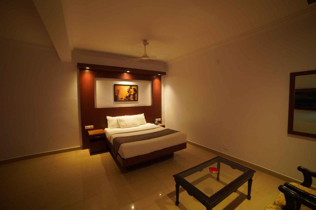 The Vyshakh Hotel Guruvāyūr Kültér fotó