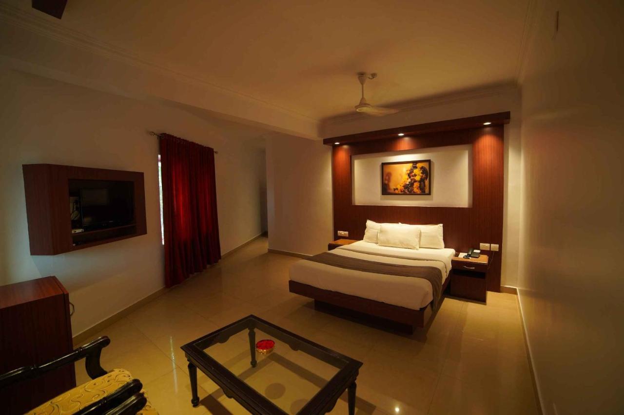 The Vyshakh Hotel Guruvāyūr Kültér fotó
