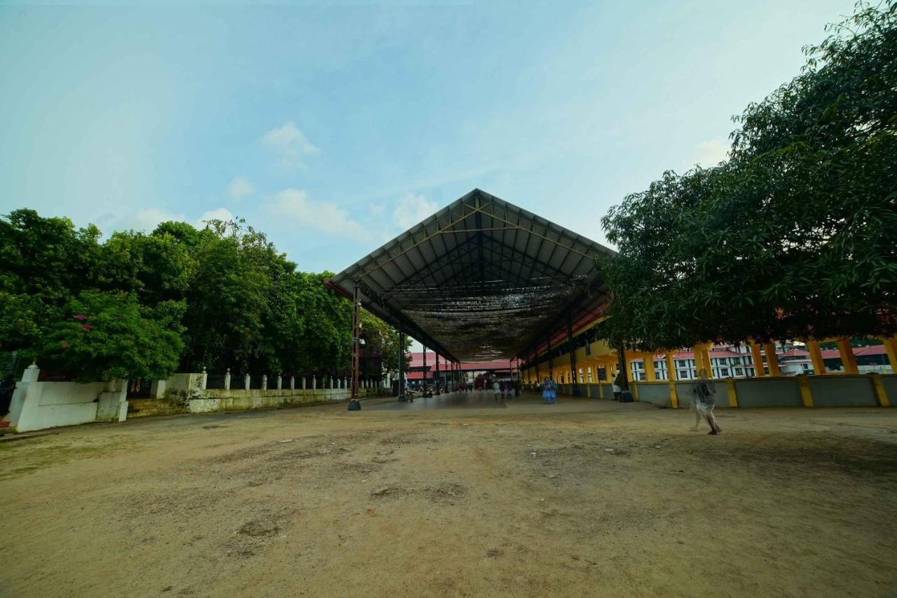 The Vyshakh Hotel Guruvāyūr Kültér fotó