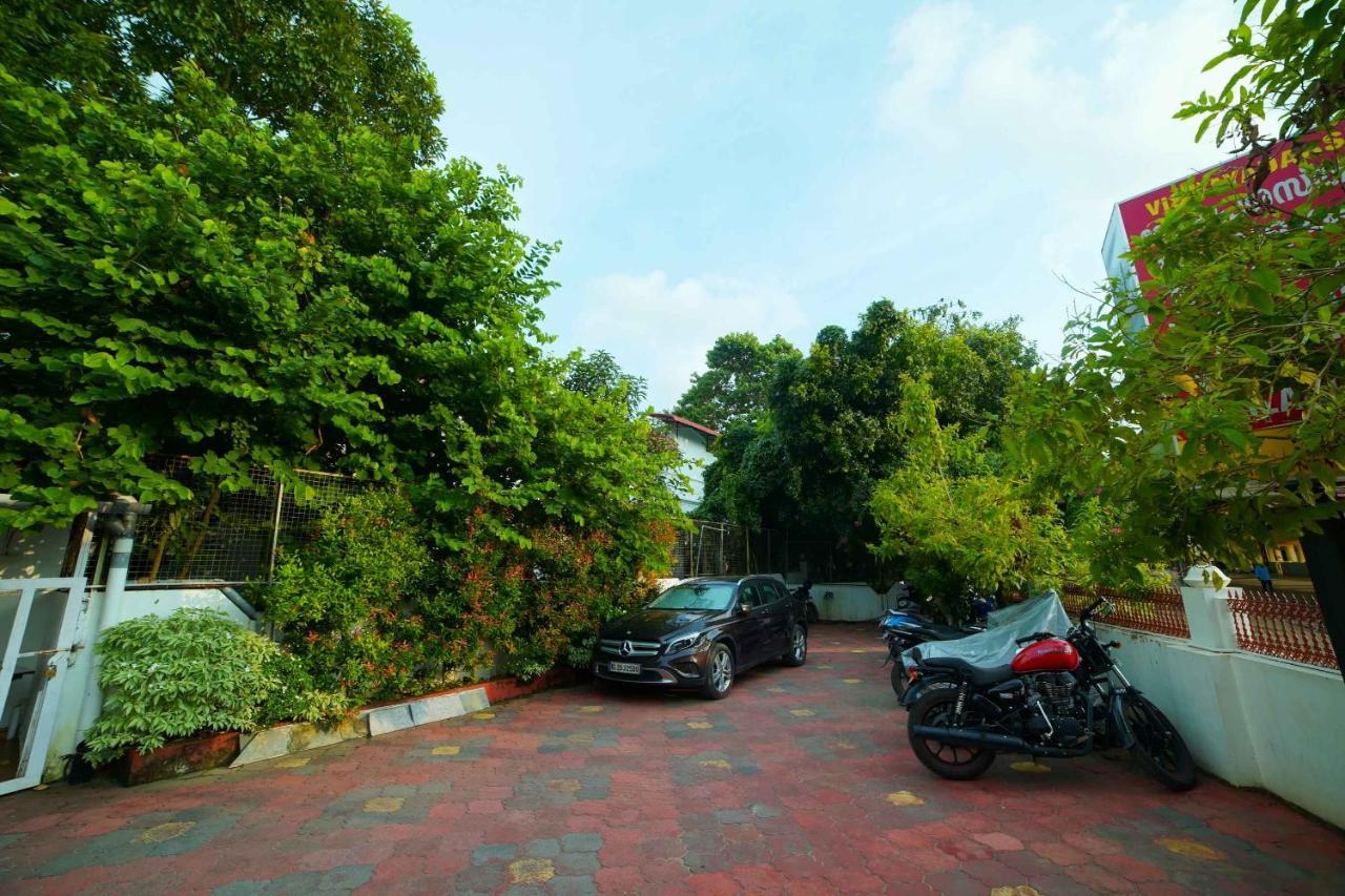 The Vyshakh Hotel Guruvāyūr Kültér fotó