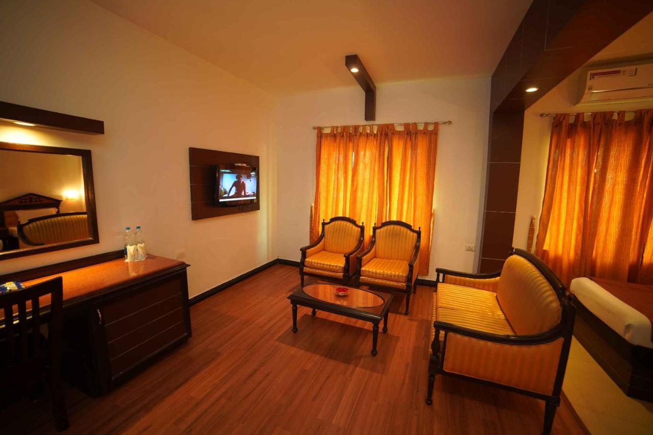 The Vyshakh Hotel Guruvāyūr Kültér fotó
