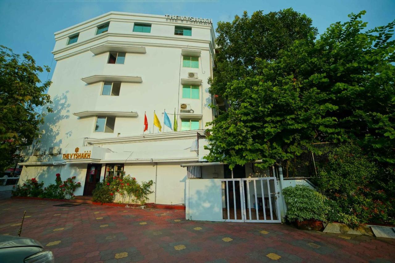 The Vyshakh Hotel Guruvāyūr Kültér fotó