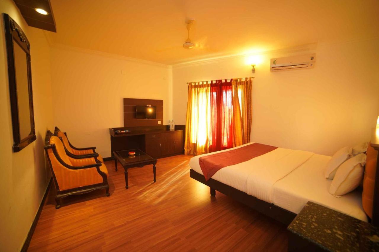 The Vyshakh Hotel Guruvāyūr Kültér fotó