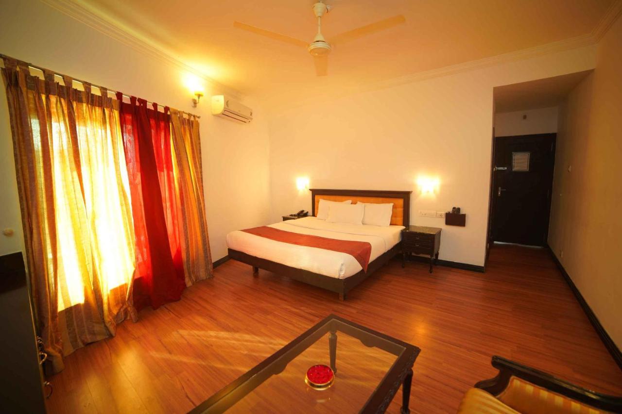 The Vyshakh Hotel Guruvāyūr Kültér fotó