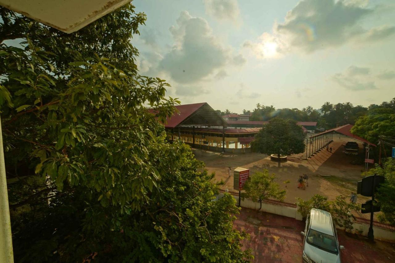 The Vyshakh Hotel Guruvāyūr Kültér fotó