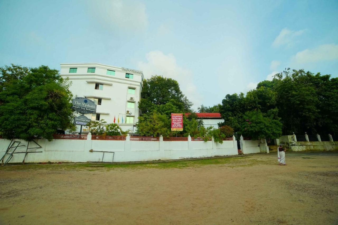 The Vyshakh Hotel Guruvāyūr Kültér fotó