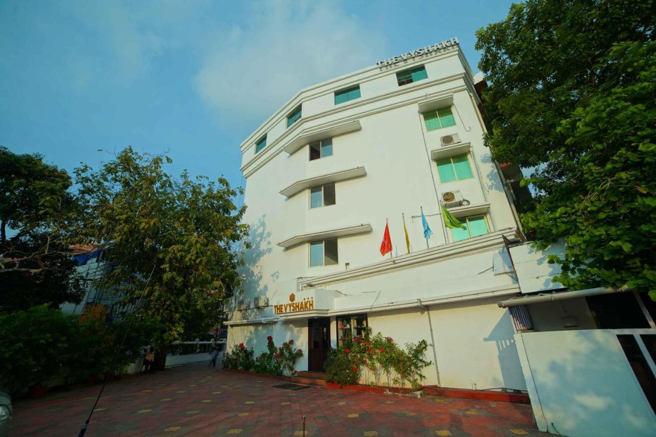 The Vyshakh Hotel Guruvāyūr Kültér fotó
