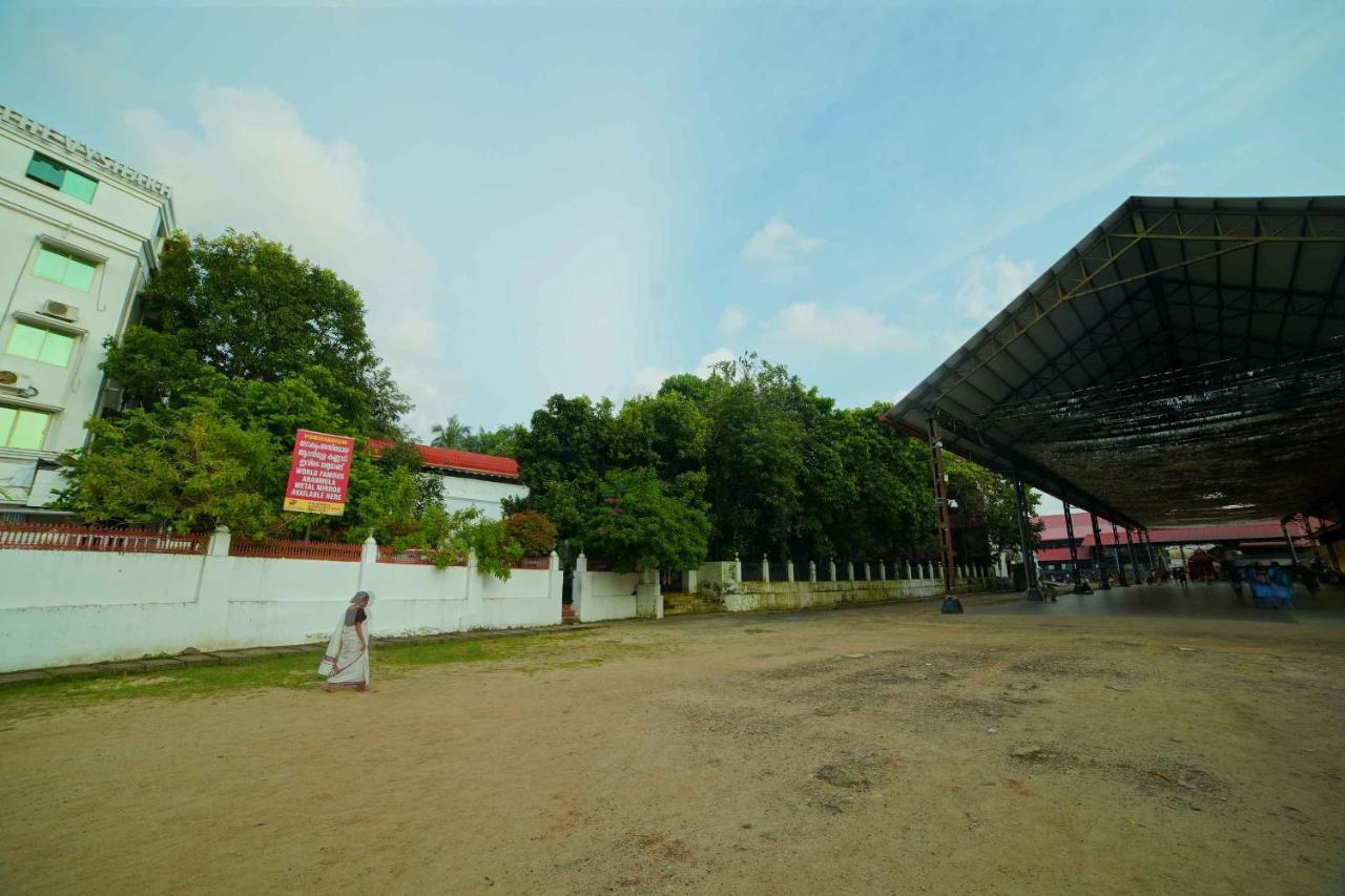 The Vyshakh Hotel Guruvāyūr Kültér fotó