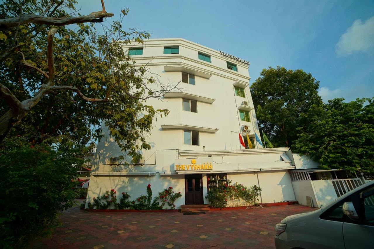 The Vyshakh Hotel Guruvāyūr Kültér fotó